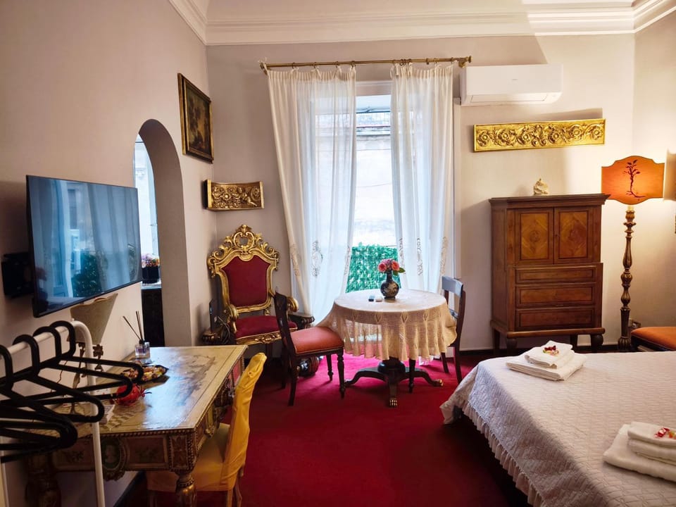 Communal lounge/ TV room, Bed, TV and multimedia, Photo of the whole room, Seating area, Evening entertainment, Bedroom