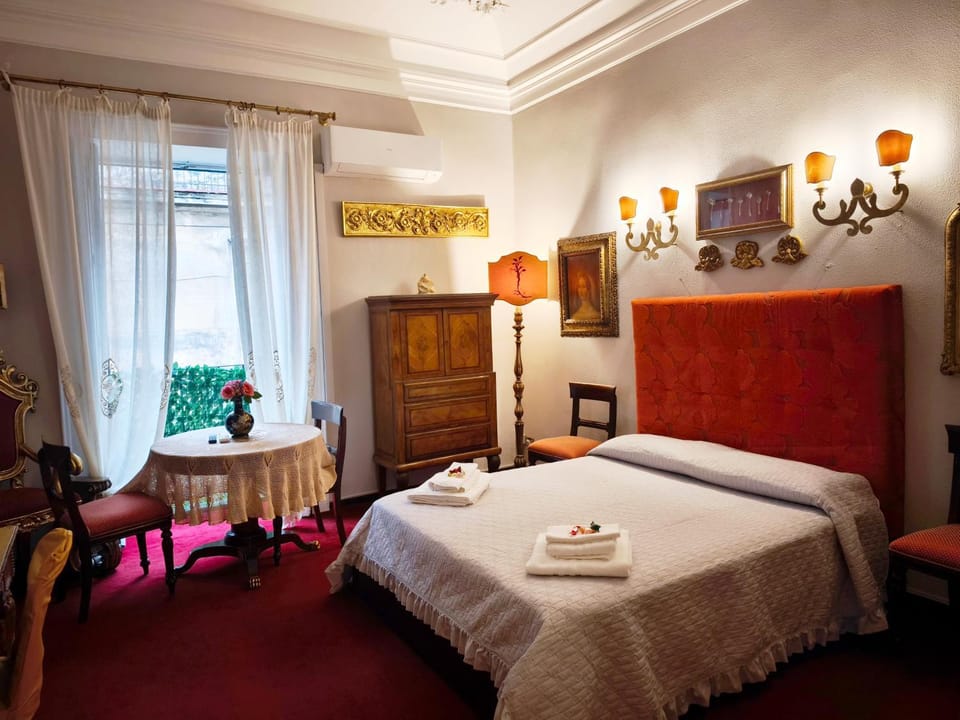 Bed, Living room, Photo of the whole room, Seating area, Bedroom