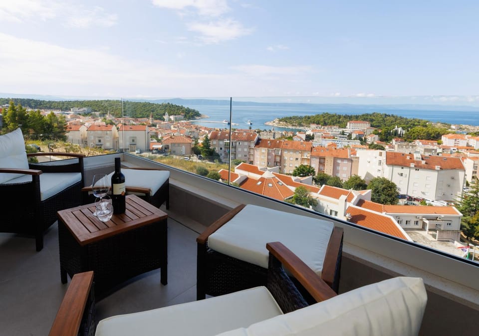 Property building, Day, Natural landscape, View (from property/room), Balcony/Terrace, Seating area, City view, Sea view