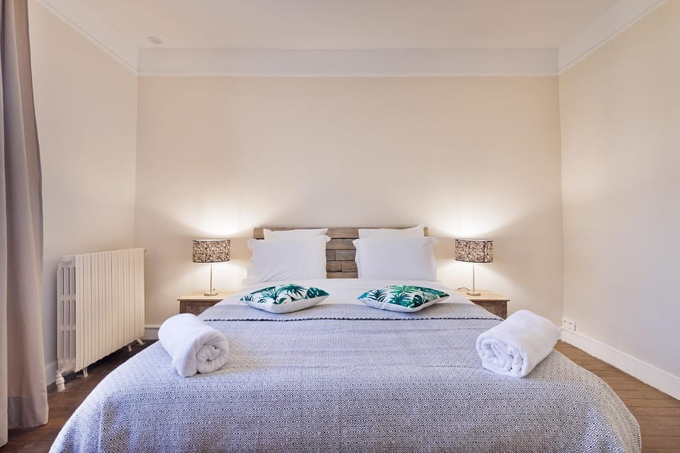 Bed, Bedroom, towels