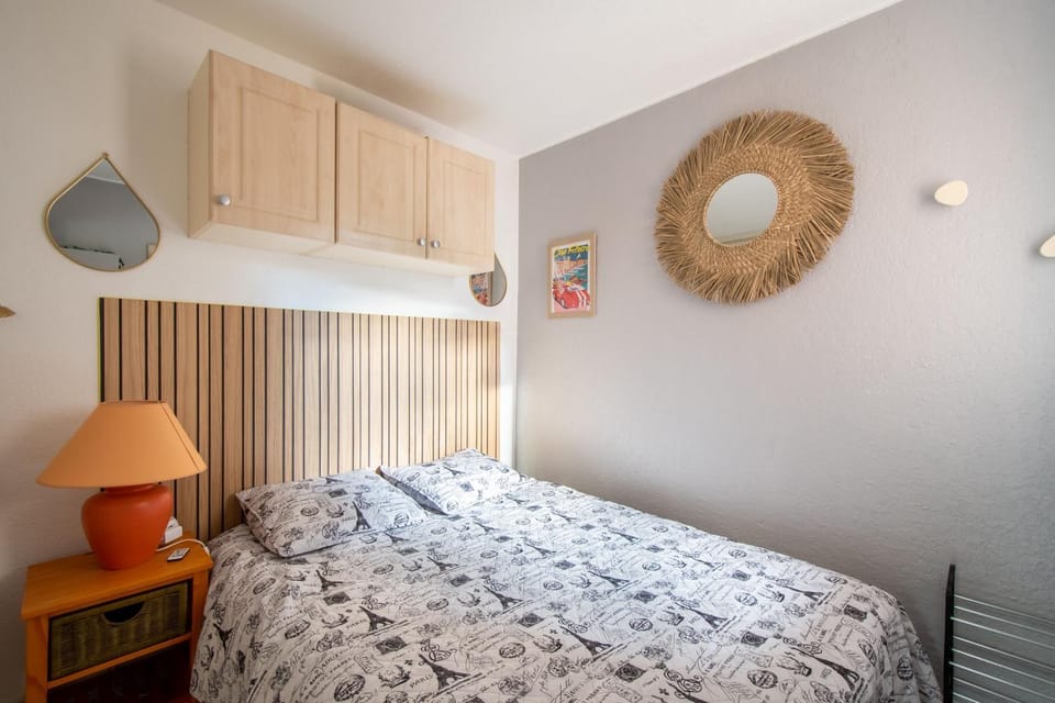 Bed, Photo of the whole room, Bedroom, wardrobe