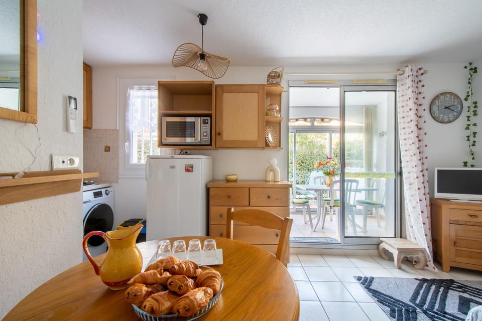 TV and multimedia, Living room, Dining area, oven