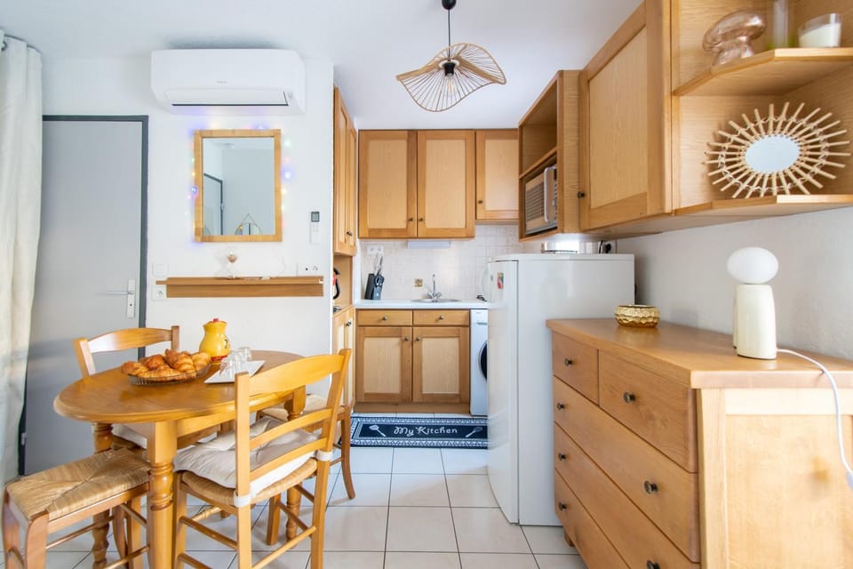 Kitchen or kitchenette, Dining area, oven, stove, washing machine