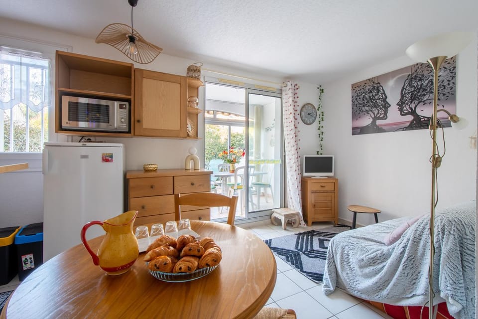 TV and multimedia, Living room, Seating area, Dining area, oven