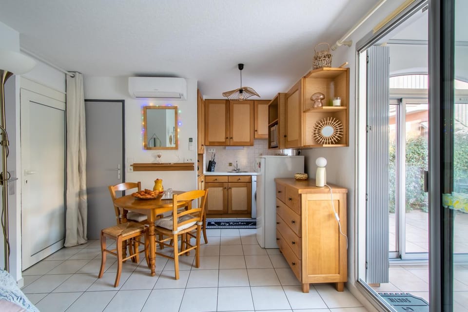 Coffee/tea facilities, Kitchen or kitchenette, Dining area, oven, washing machine
