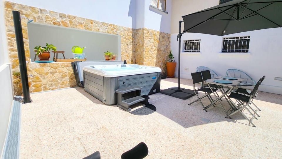 Shower, Patio, Spring, Off site, Day, Night, Winter, Summer, BBQ facilities, Hot Tub, Hot Tub, Coffee/tea facilities, Balcony/Terrace, Spa and wellness centre/facilities, Decorative detail, Seating area, Floor plan, Dining area, Autumn, On site, Area and facilities, Swimming pool, Swimming pool, Seasons, Location, Sunset, Open Air Bath, internet, pet friendly, sunbed, towels, towels, washing machine, washing machine, kitchen