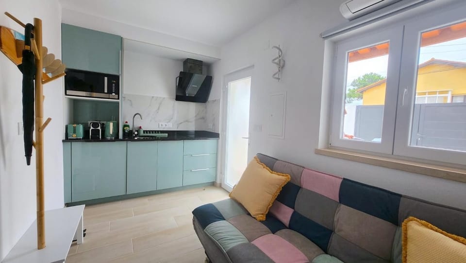 BBQ facilities, Coffee/tea facilities, Kitchen or kitchenette, Food and drinks, Food, Dinner, microwave, oven, stove, toaster, kitchen, air conditioner