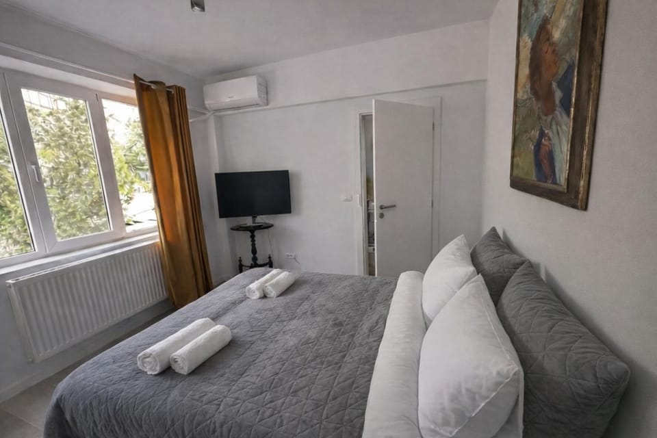 Bed, TV and multimedia, Photo of the whole room, Bedroom, internet, towels, air conditioner