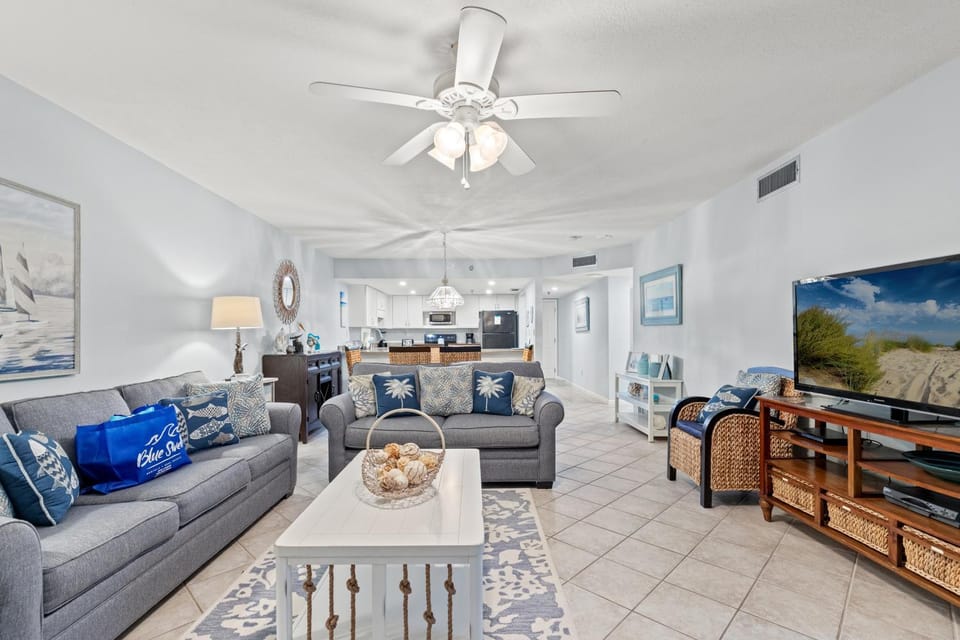 Beachfront Bliss! 2BR 2BA Stunning views! Sleeps 8! Beach Chair Service! House in Lower Grand Lagoon