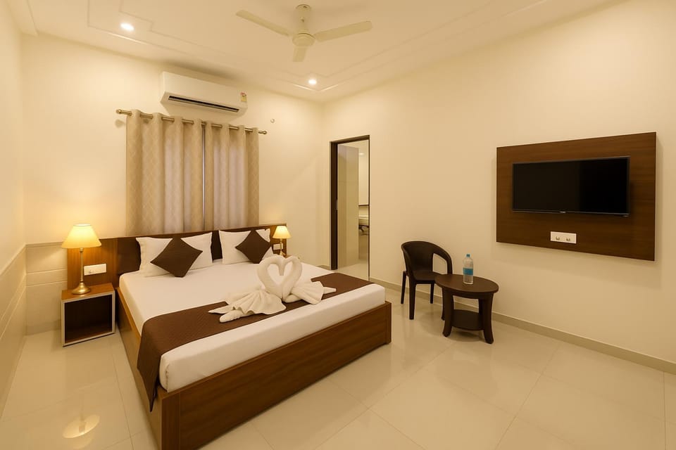 Bed, Bathroom, TV and multimedia, Bedroom, air conditioner