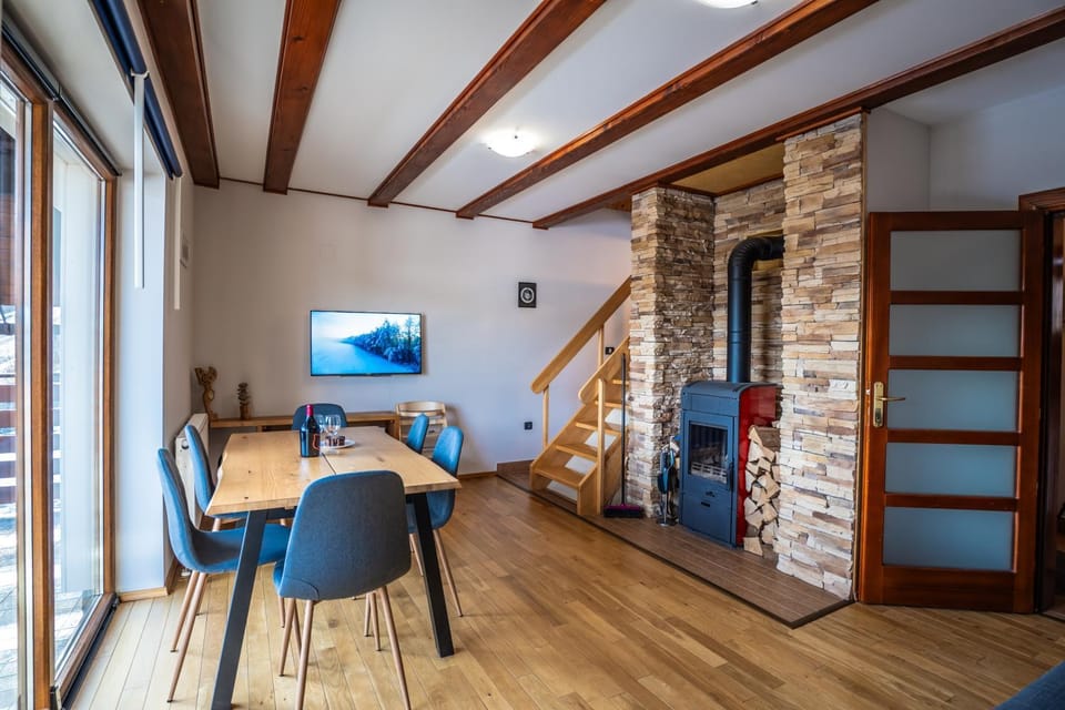 TV and multimedia, Living room, Seating area, Dining area
