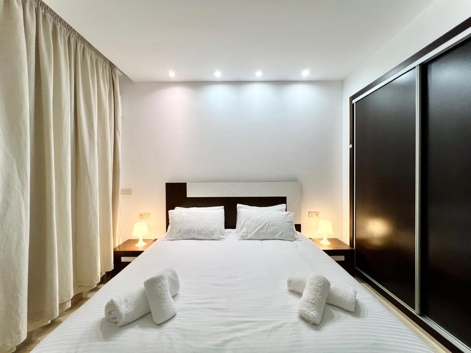 Bed, Photo of the whole room, Bedroom, towels