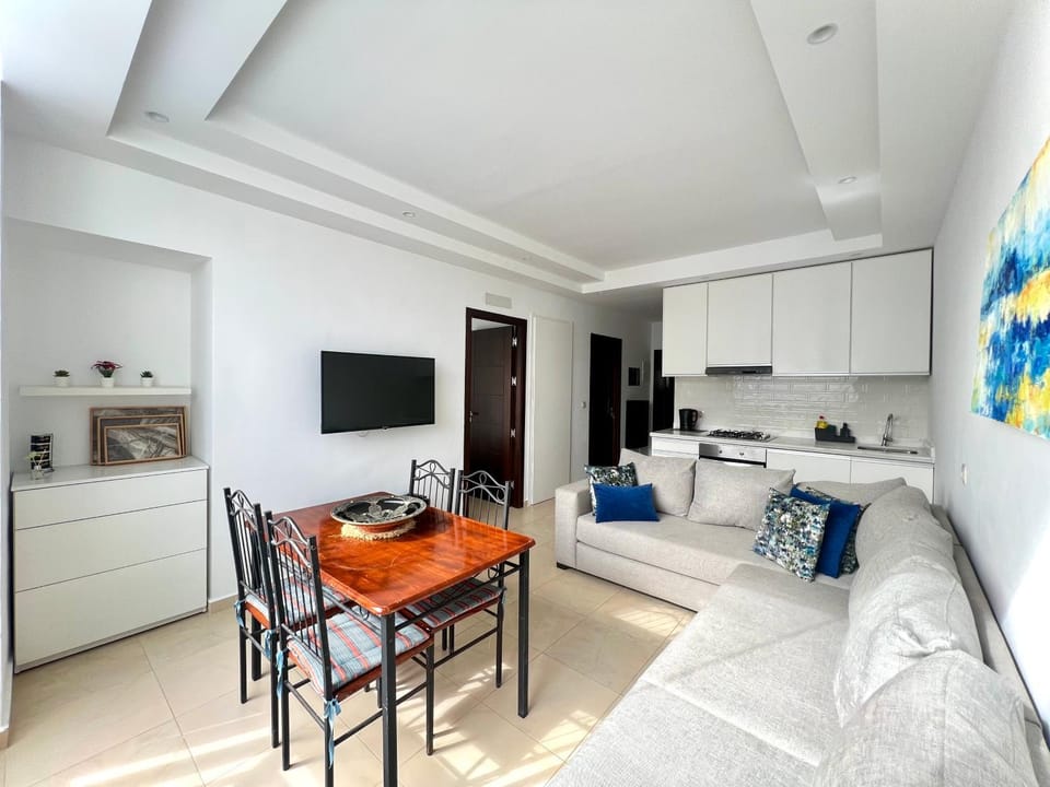 TV and multimedia, Kitchen or kitchenette, Living room, Seating area, Dining area