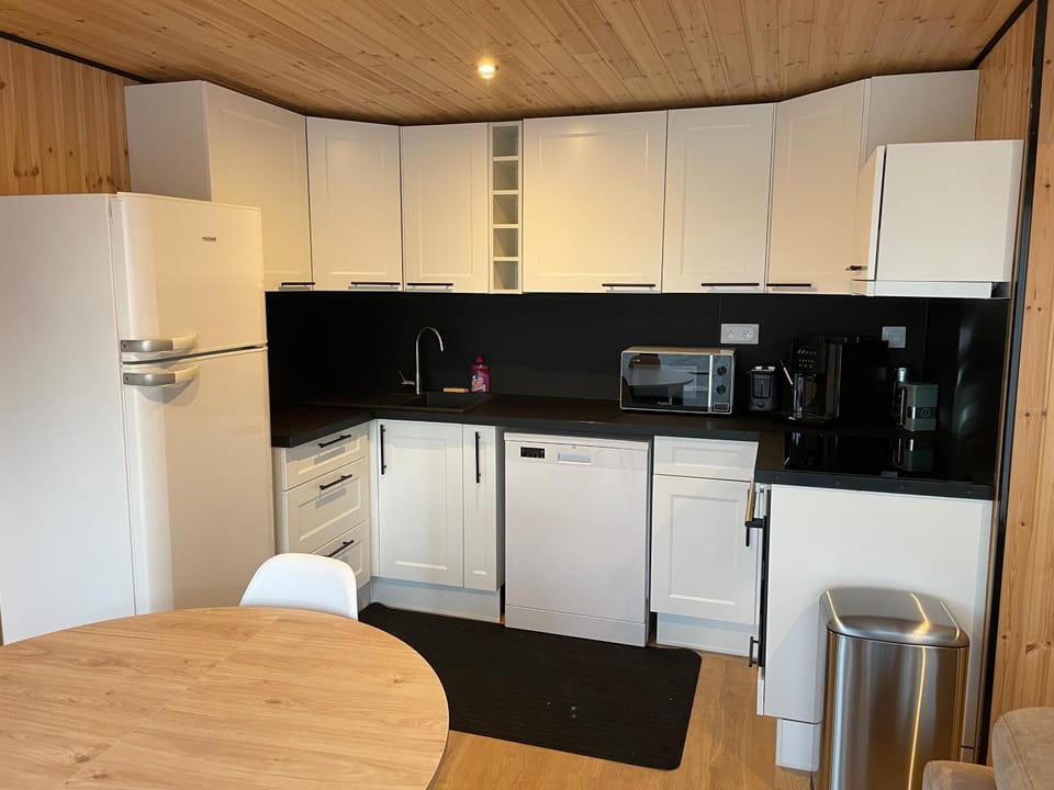 Coffee/tea facilities, Kitchen or kitchenette, dishwasher, oven, stove, toaster