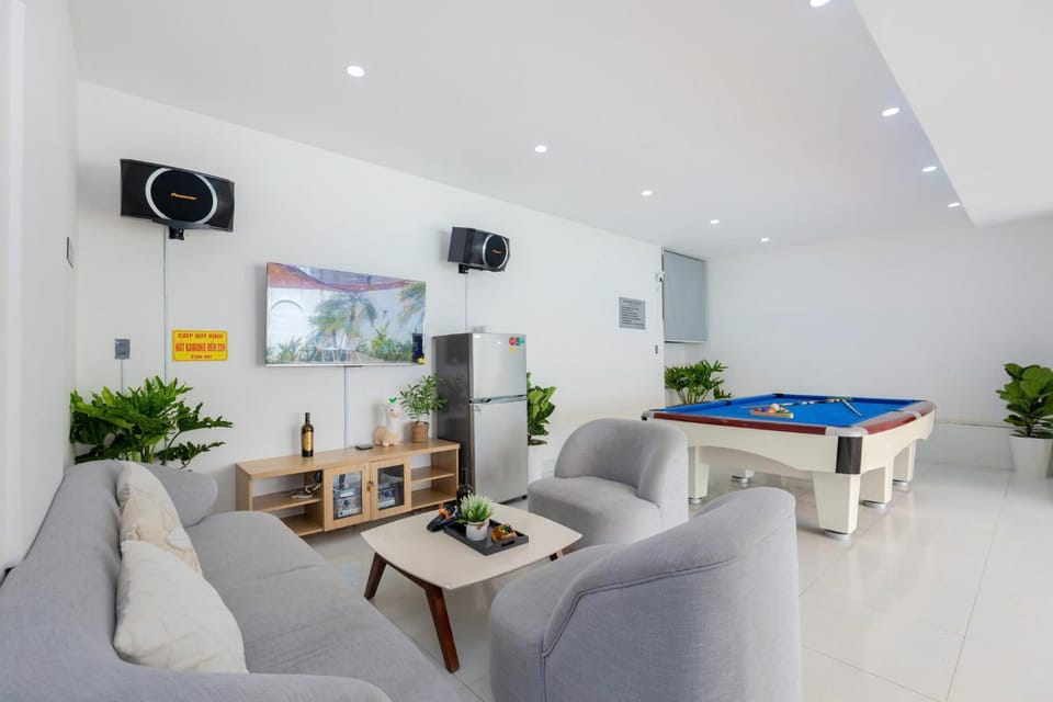 Restaurant/places to eat, Nightclub / DJ, Living room