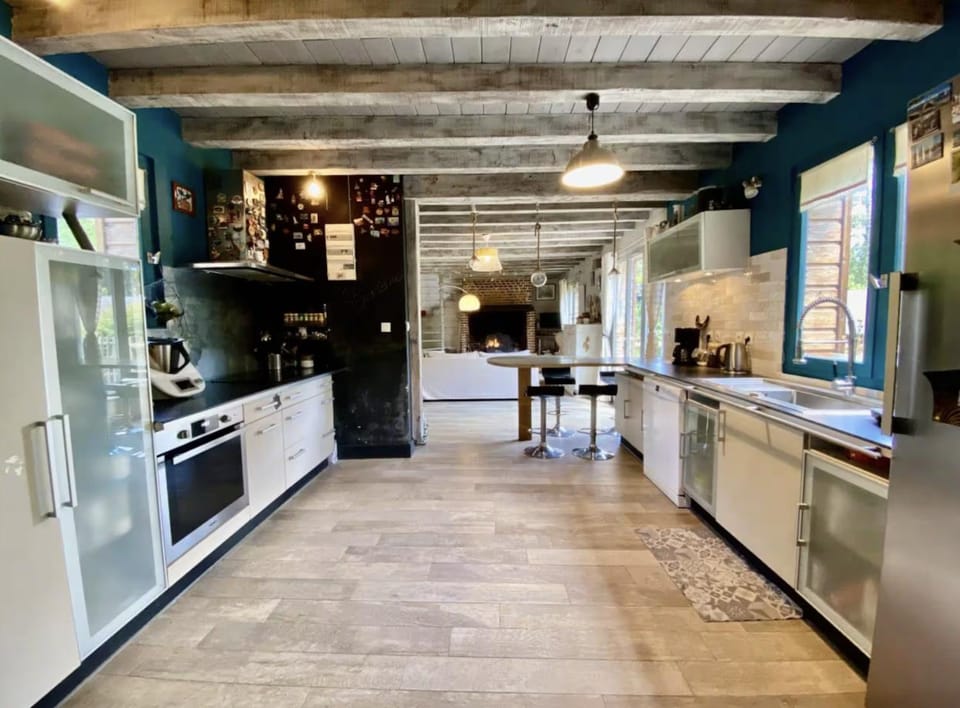 Coffee/tea facilities, oven, stove, kitchen