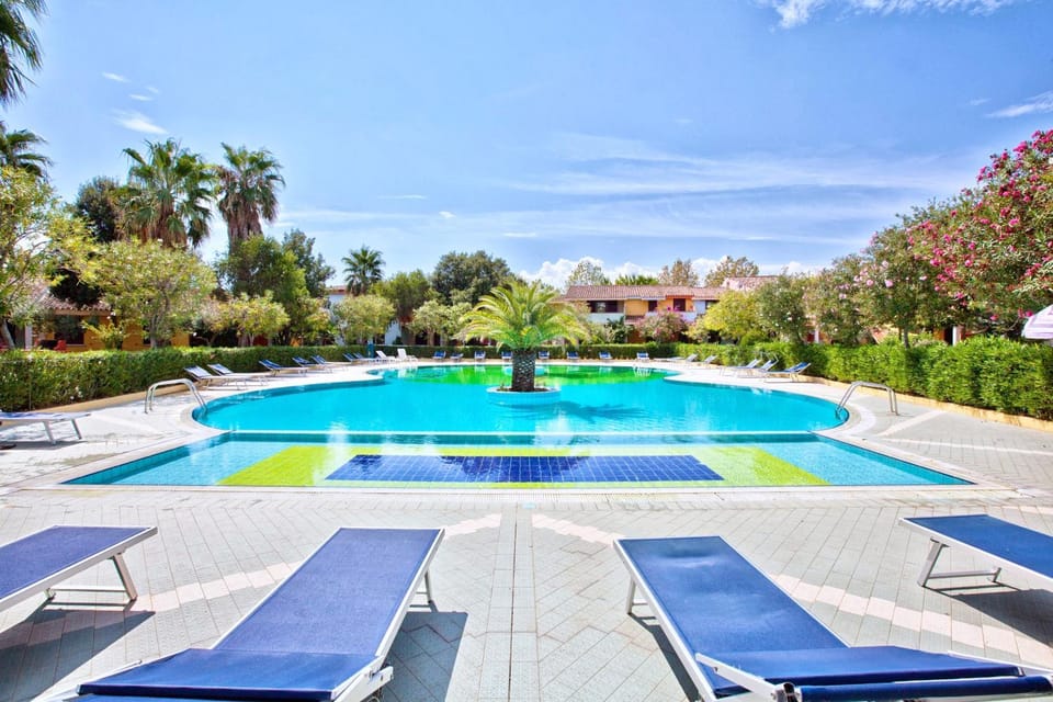 Swimming pool, sunbed