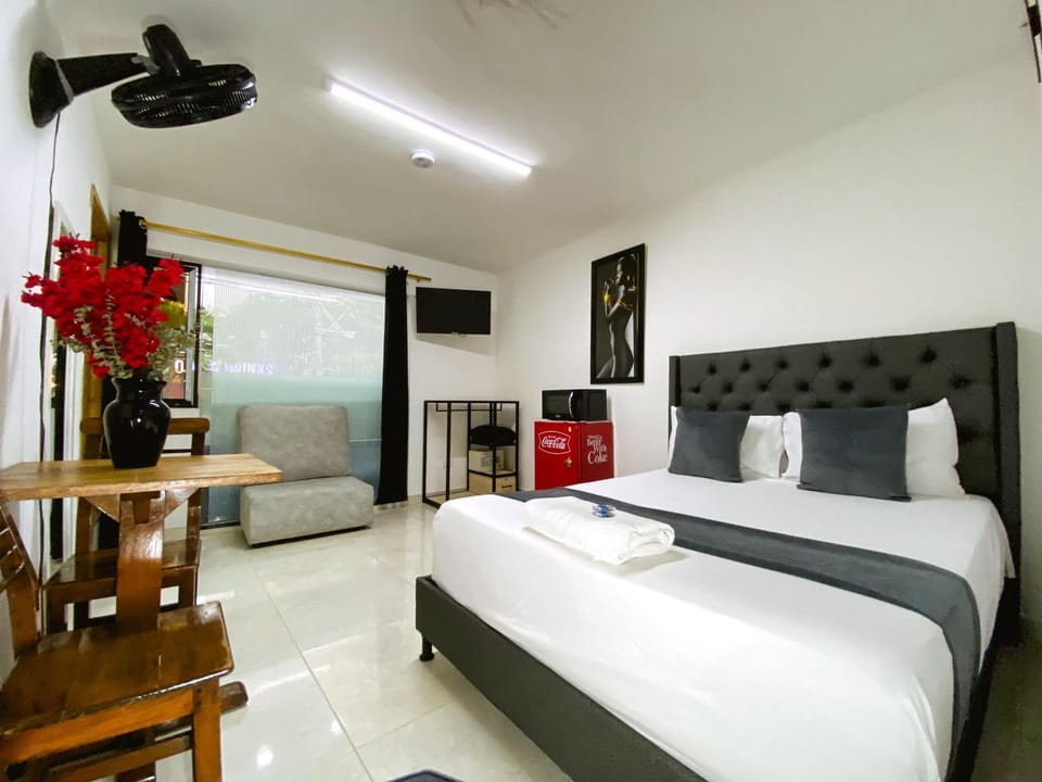 Bed, TV and multimedia, Photo of the whole room, Bedroom