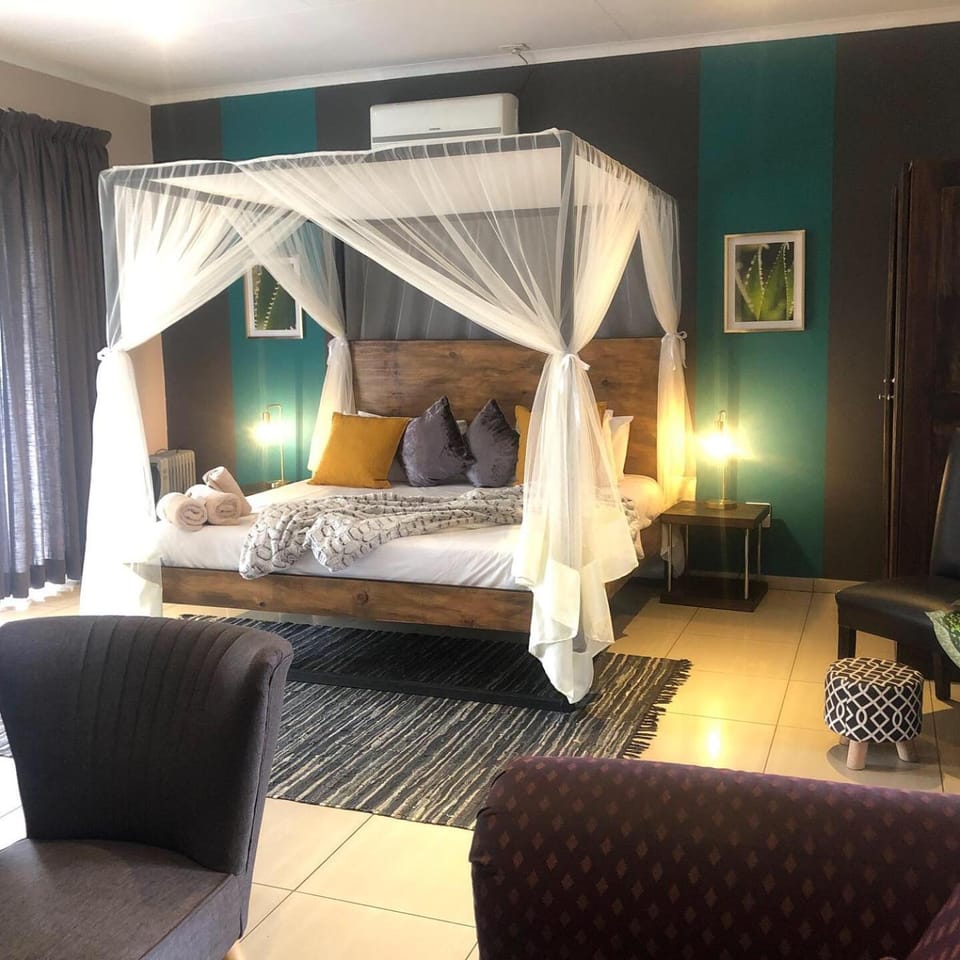 Bed, Seating area, Bedroom