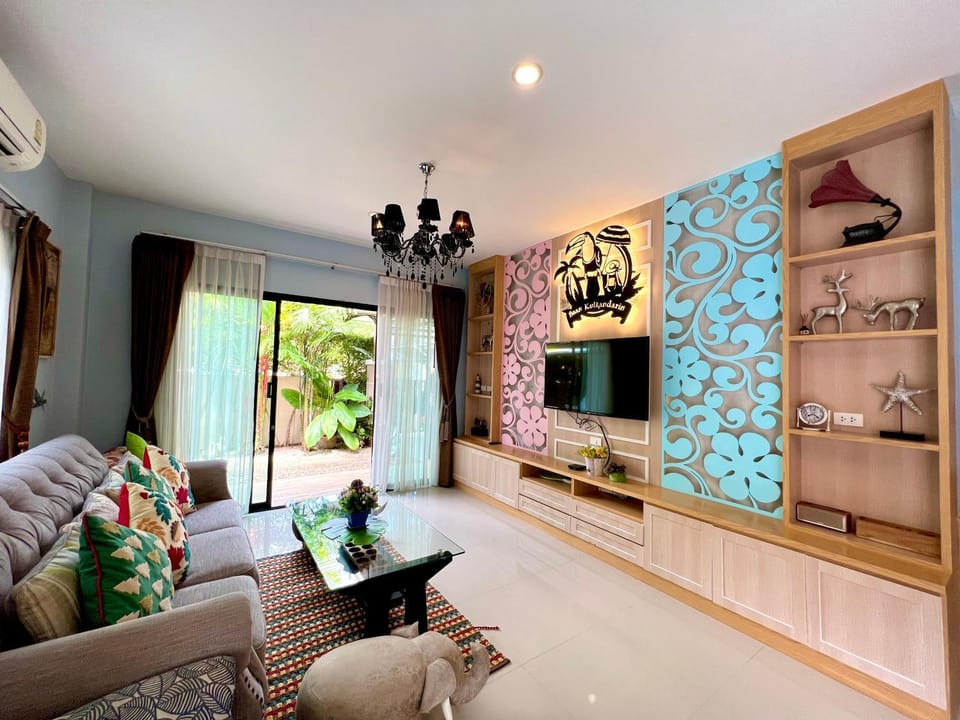 Communal lounge/ TV room, TV and multimedia, Living room, Seating area, air conditioner