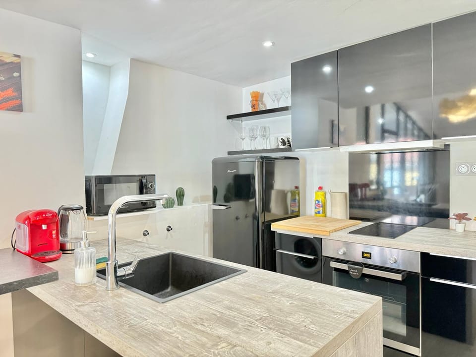 Kitchen or kitchenette, dishwasher, oven, stove