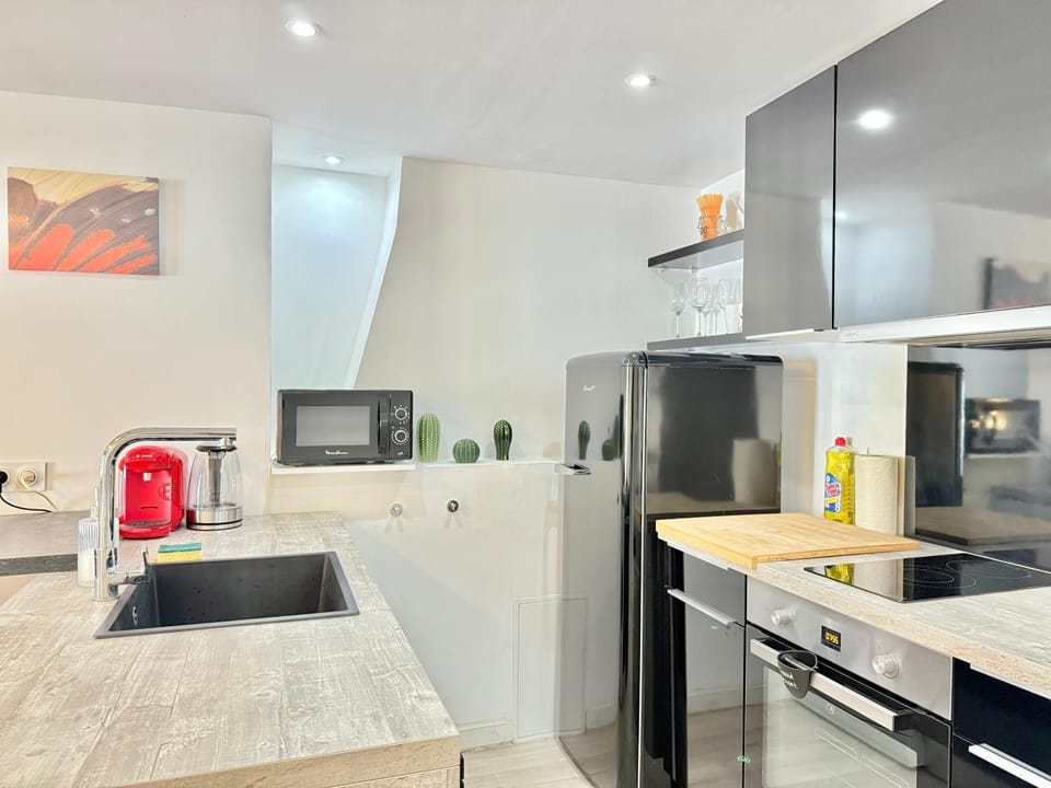 Kitchen or kitchenette, dishwasher, minibar, oven, stove