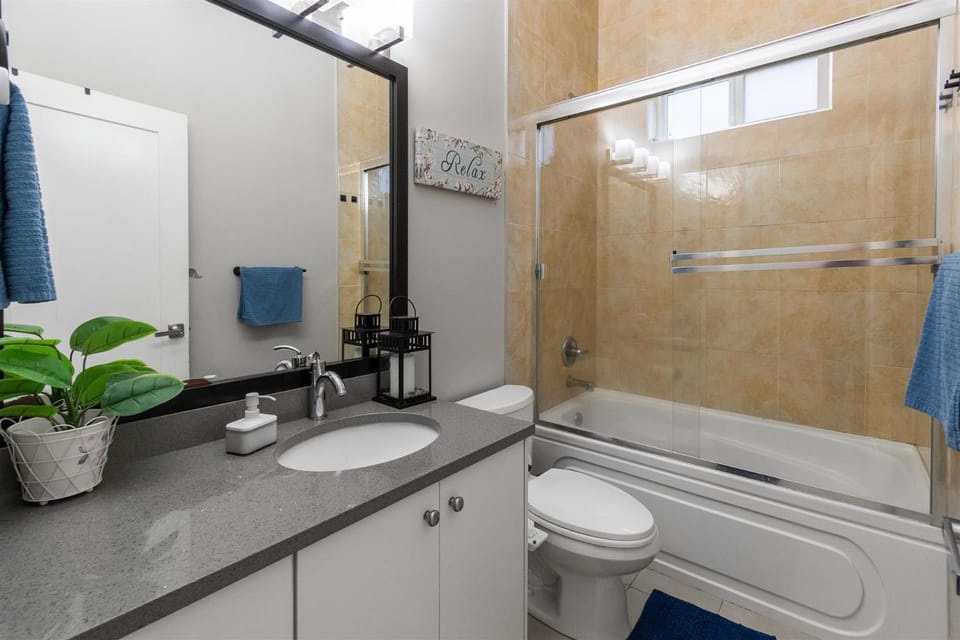 Peaceful 2 Bedroom Suite that sleeps 4 with Free Wifi ,Free parking,easily accessible to Downtown Vancouver House in Surrey