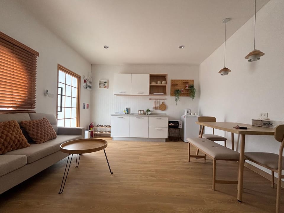 Seating area, Dining area