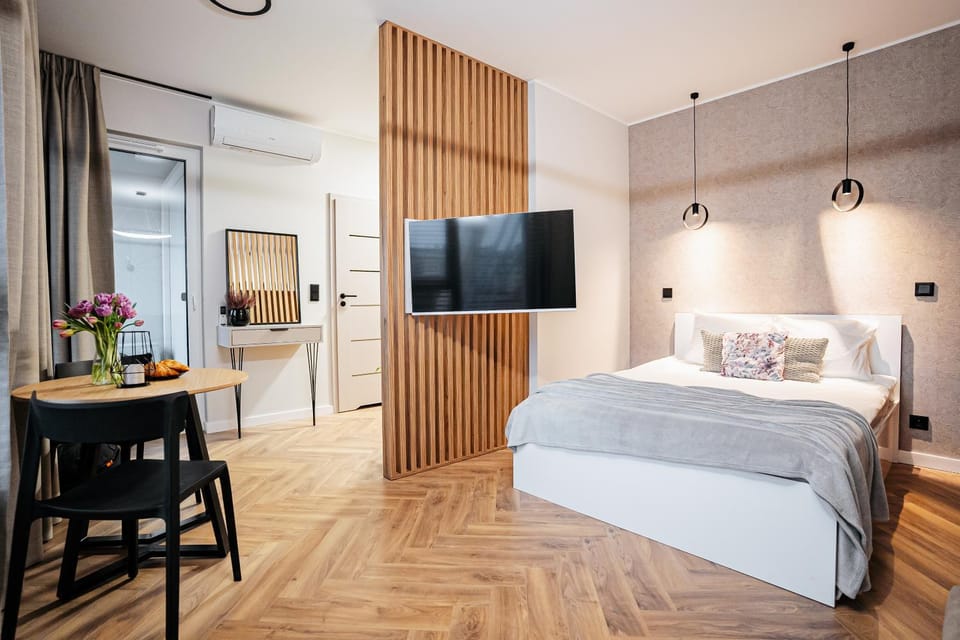 Bed, Dining area, Bedroom