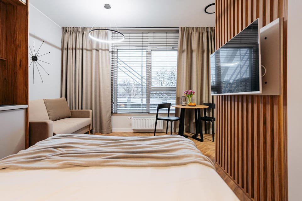 Bed, Seating area, Dining area, Bedroom, Entertainment