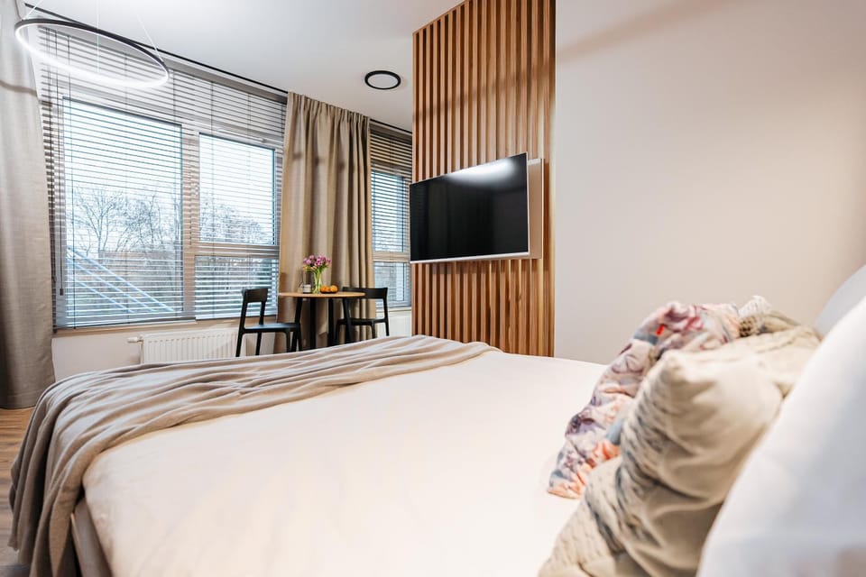 Bed, Dining area, Bedroom