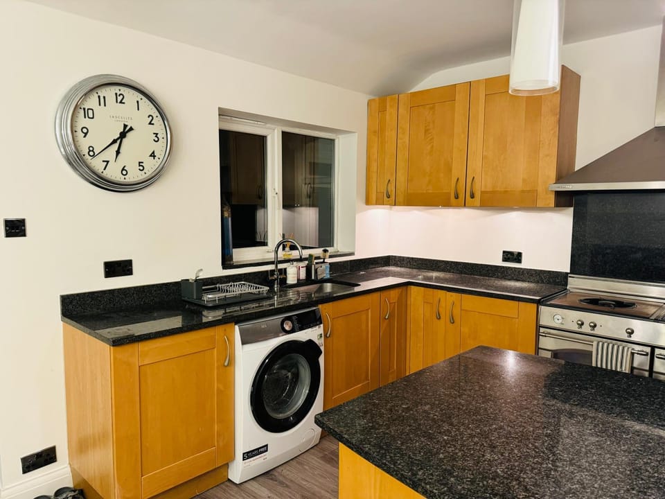 Kitchen or kitchenette, oven, stove, washing machine