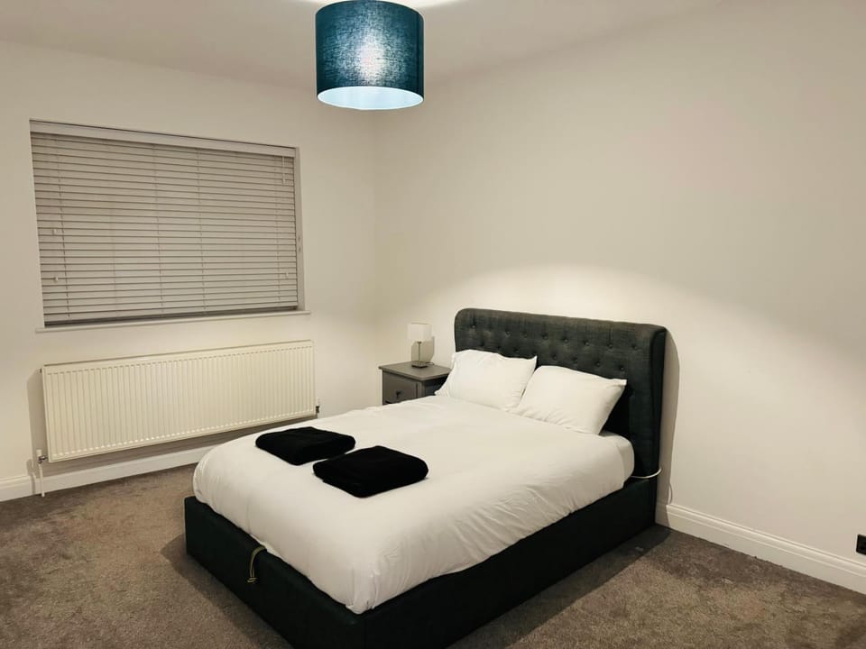 Bed, Photo of the whole room, Bedroom, towels