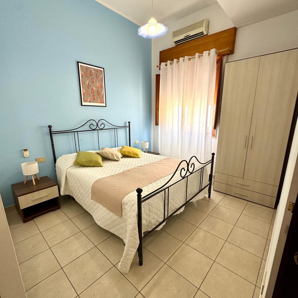 Bed, Bedroom, wardrobe, air conditioner
