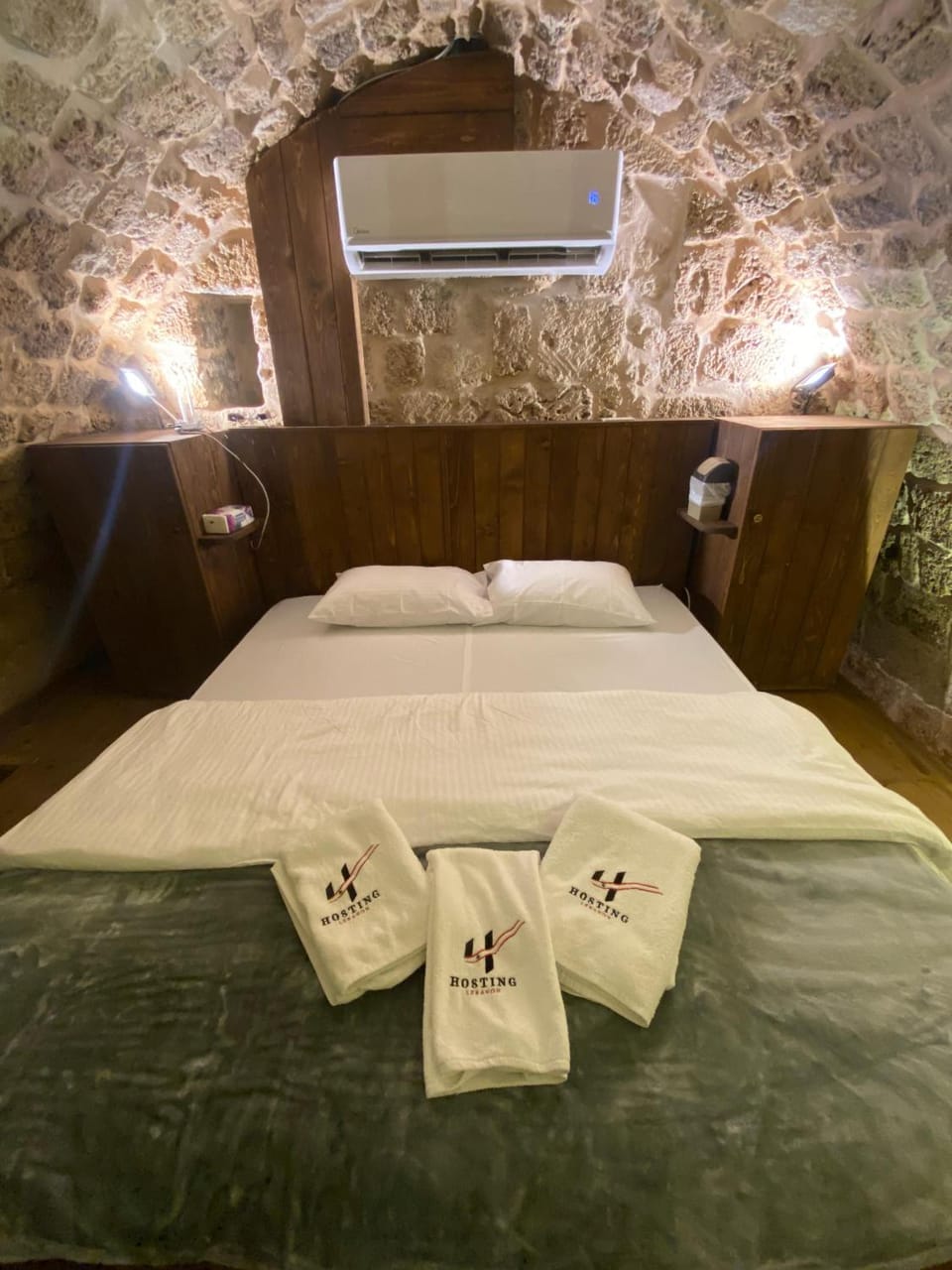Bed, towels