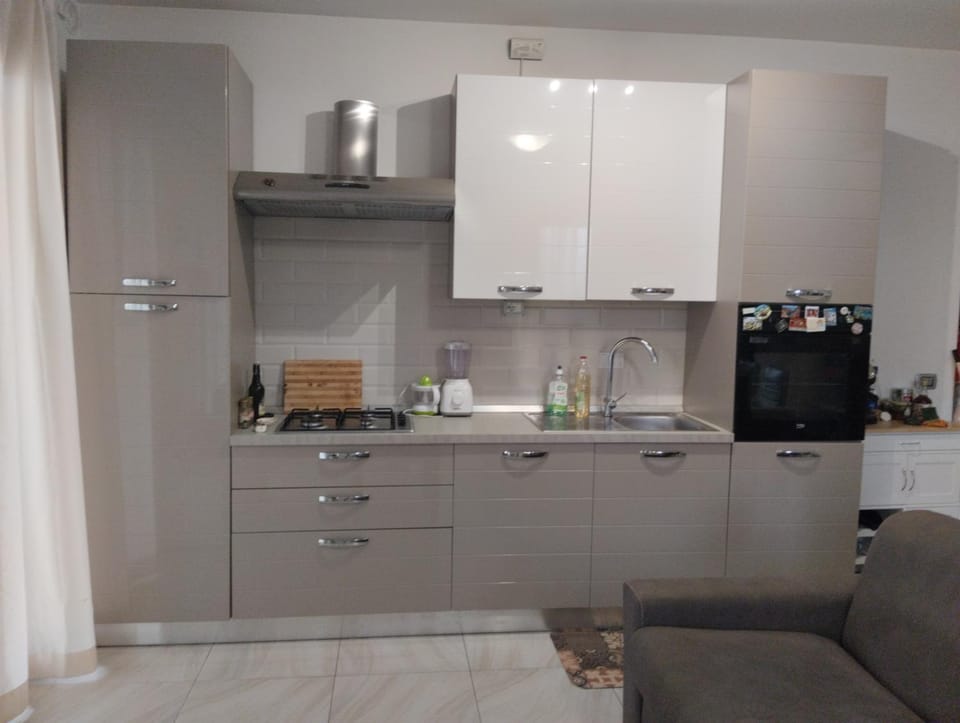 Coffee/tea facilities, Kitchen or kitchenette, oven, stove