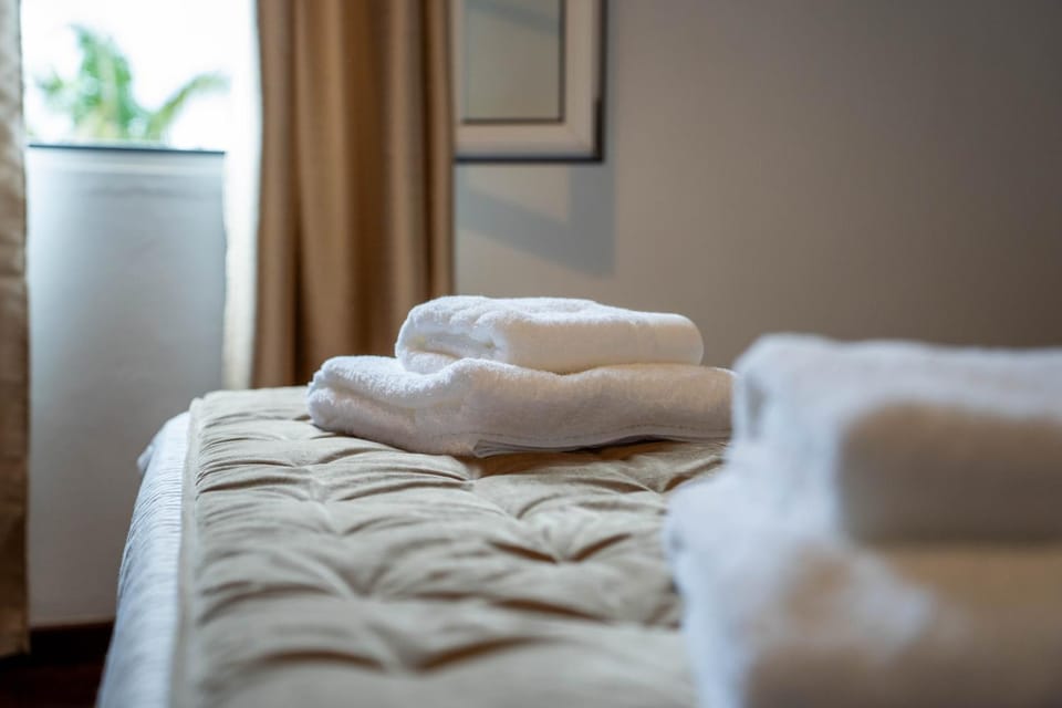 Bed, Bedroom, towels