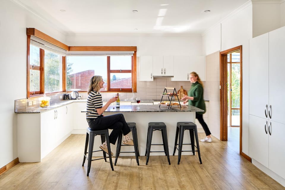 People, Kitchen or kitchenette, Dining area