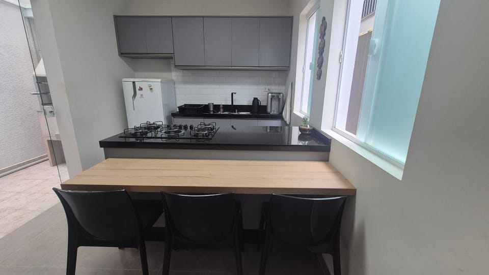 Kitchen or kitchenette, Dining area, stove