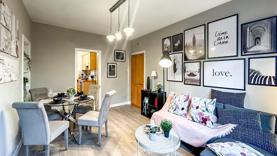 Holly street house with Separate Entrance,Glasgow edge Apartment in Scotland