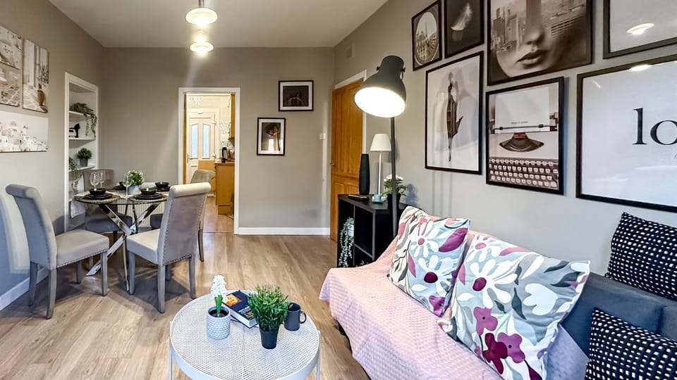 Holly street house with Separate Entrance,Glasgow edge Apartment in Scotland