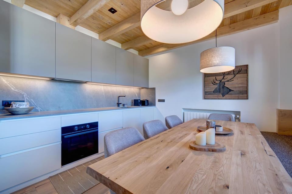 Kitchen or kitchenette, Dining area