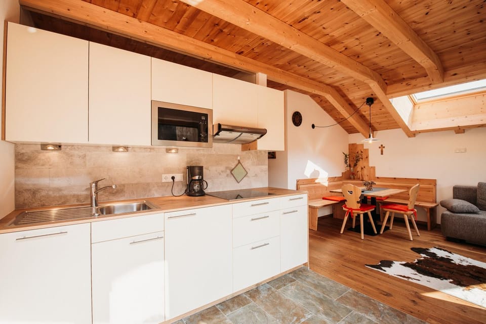 Kitchen or kitchenette, Seating area, Dining area, dishwasher, stove