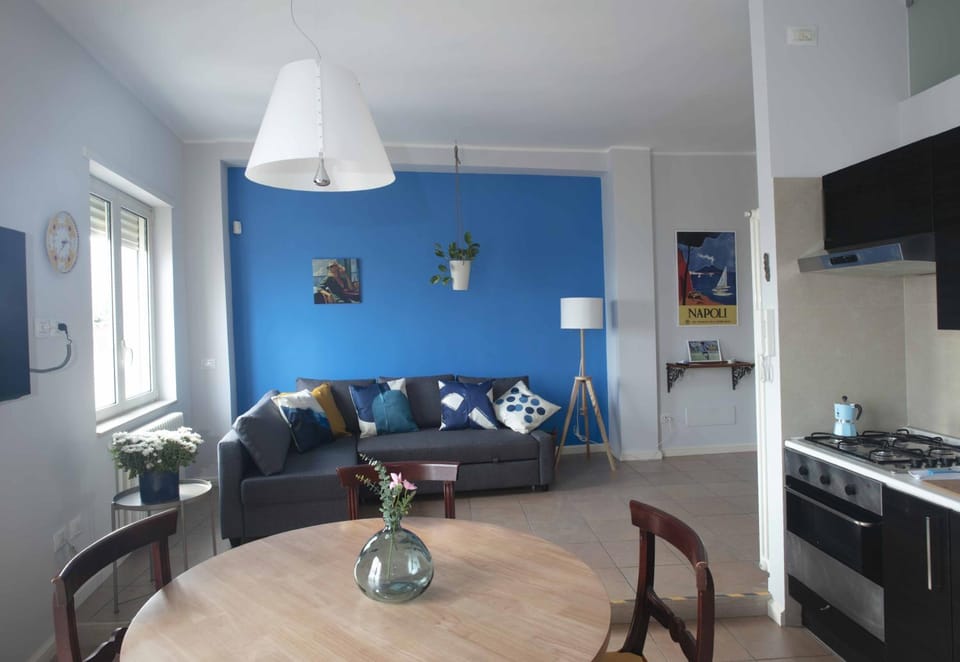 TV and multimedia, Kitchen or kitchenette, Living room, Seating area, Dining area