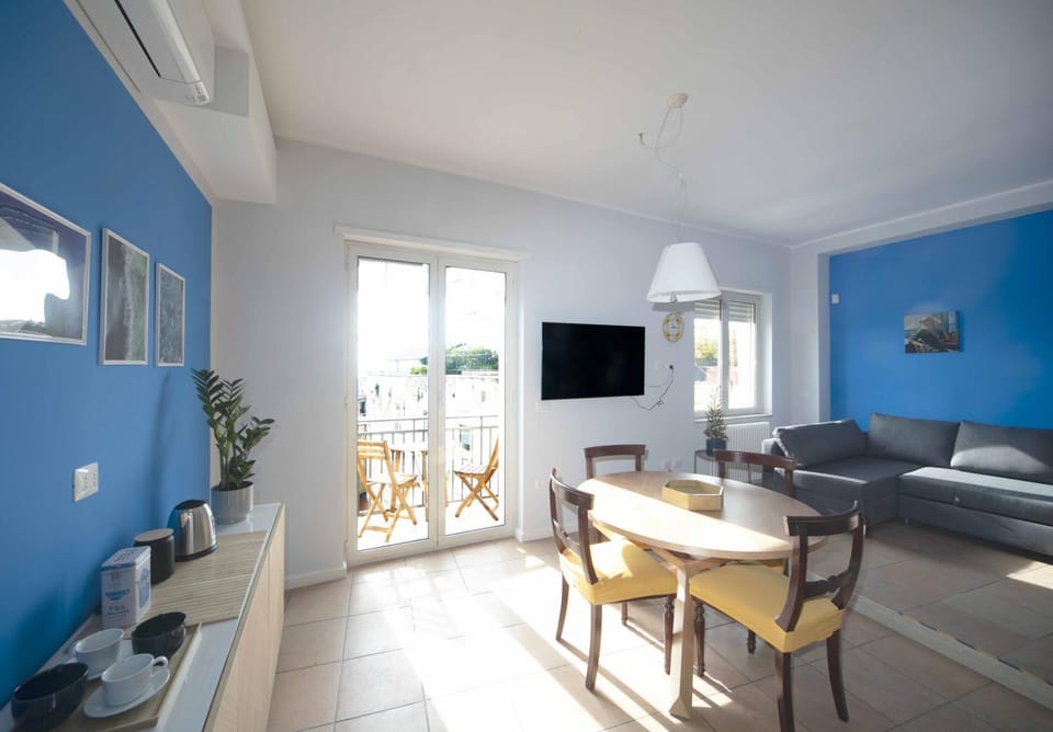 Communal lounge/ TV room, TV and multimedia, Living room, Seating area, Dining area, Evening entertainment