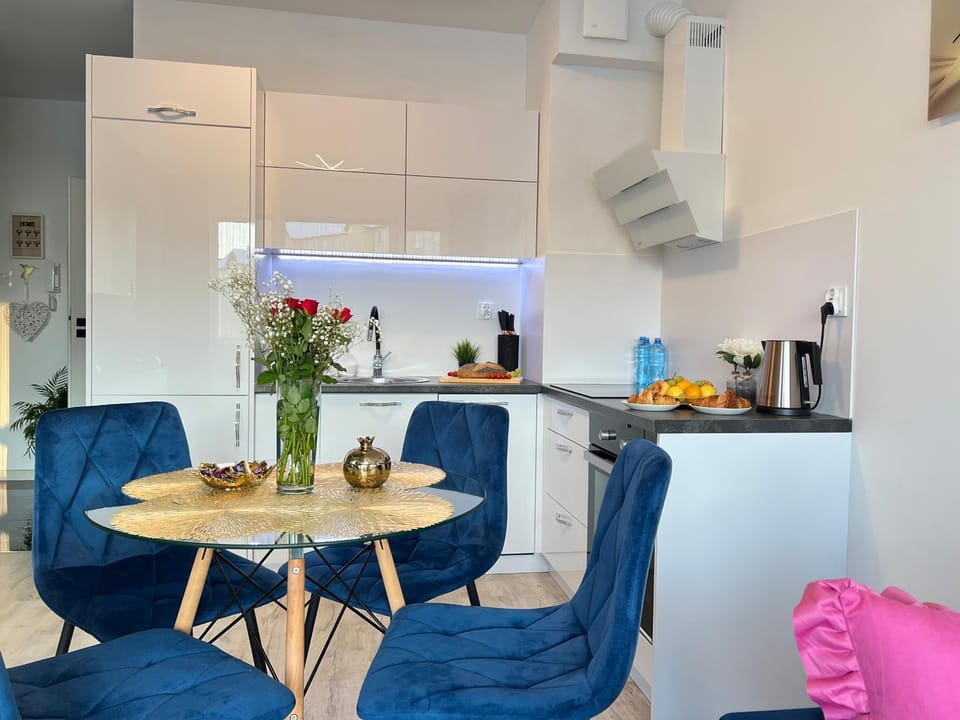 Kitchen or kitchenette, Living room, Seating area, Dining area