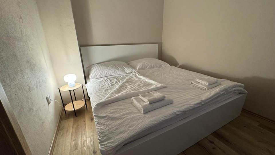 Bed, Bedroom, towels