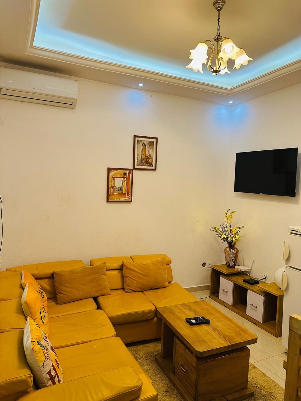 TV and multimedia, Living room, Seating area, air conditioner