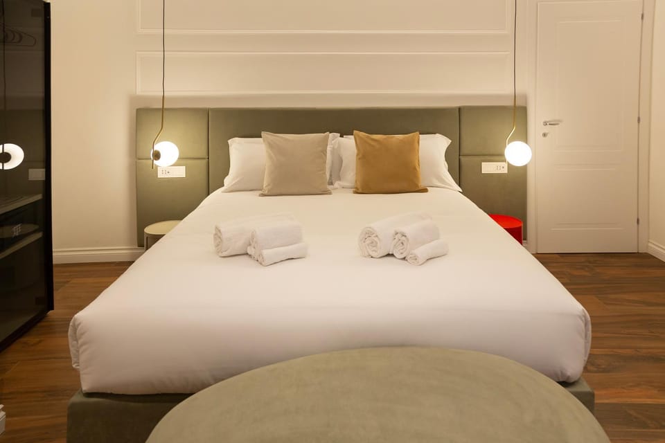Shower, Bed, TV and multimedia, Coffee/tea facilities, Photo of the whole room, Bedroom, air conditioner, air conditioner