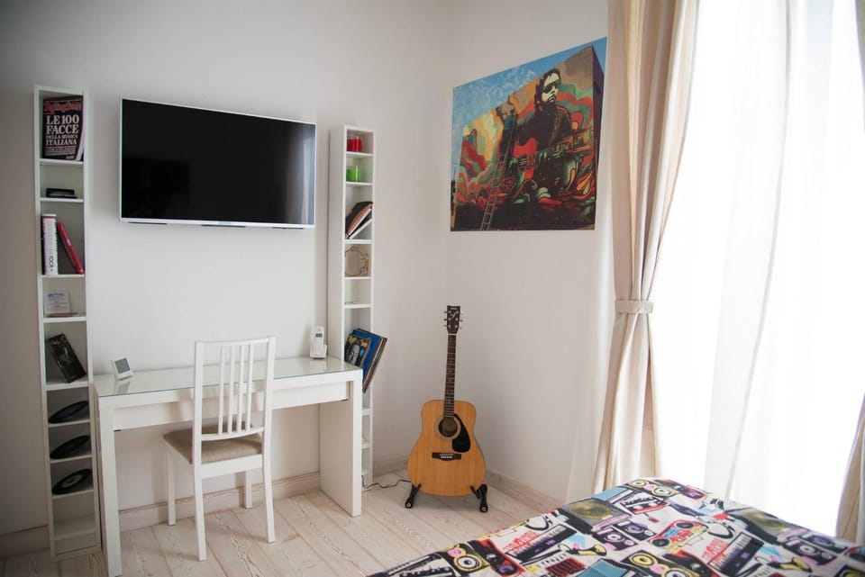 Photo of the whole room, Bedroom